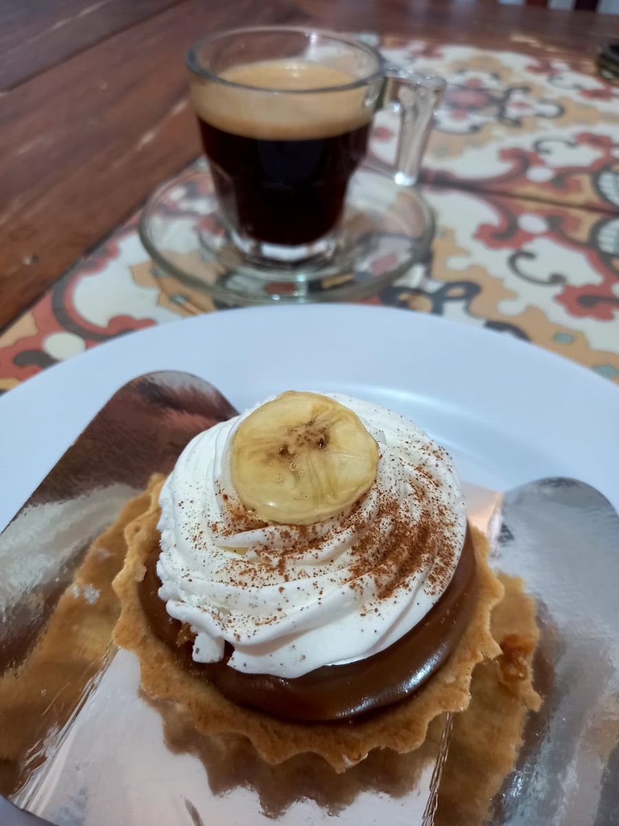 Banoffe com banana e canela ao lado de um café espresso