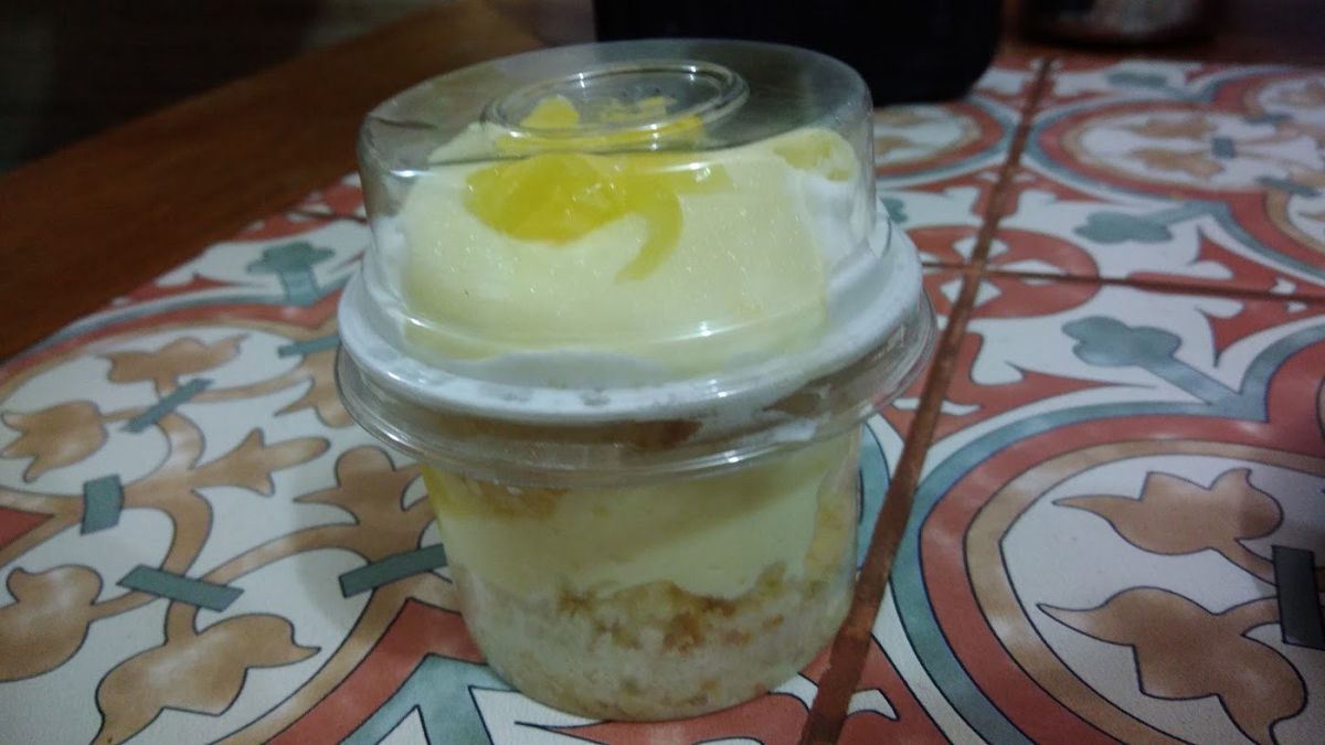 Bolo de pote com creme e calda