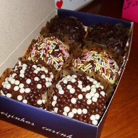 Caixa de brigadeiros gourmet com granulados coloridos e crocantes