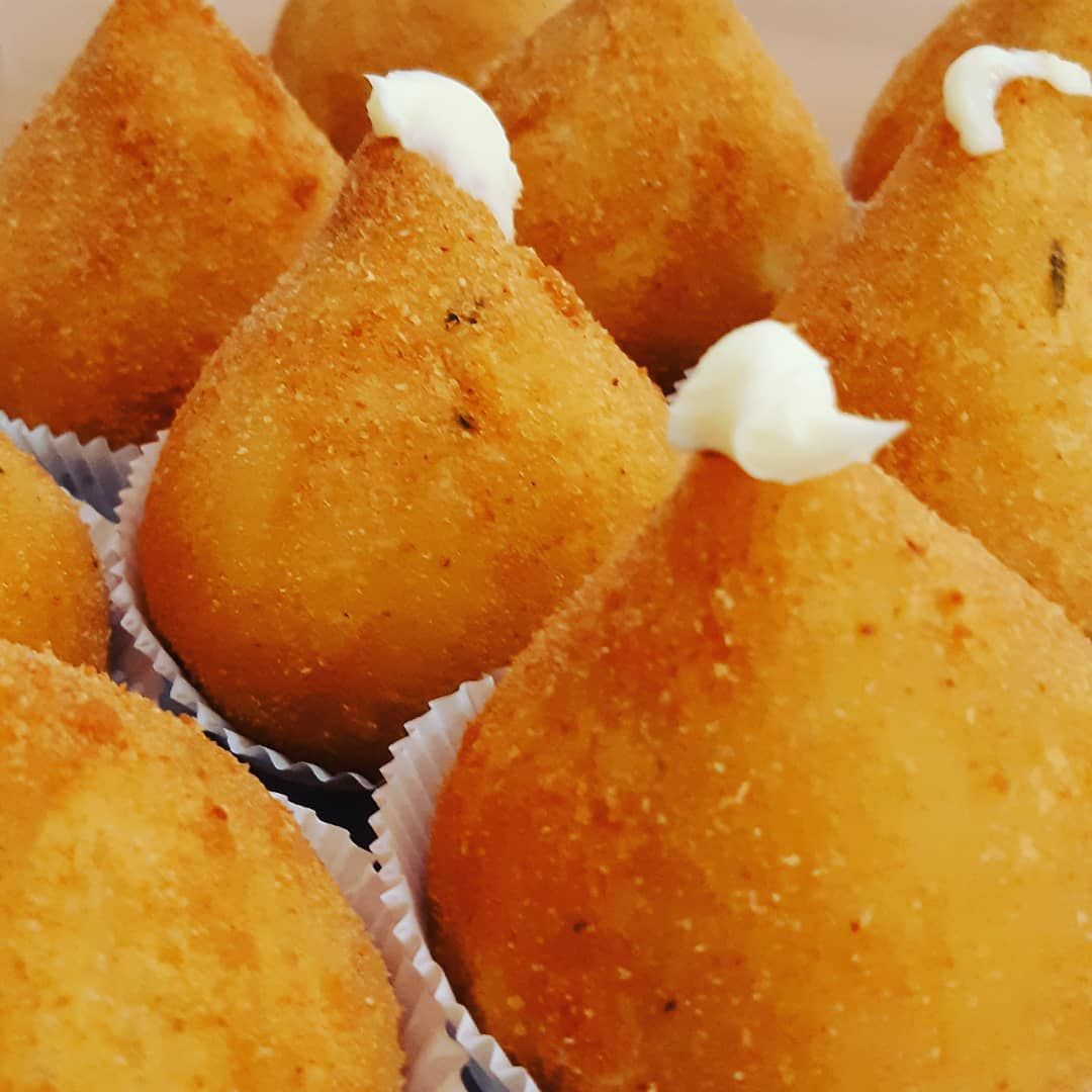 Coxinhas douradas com catupiry por cima