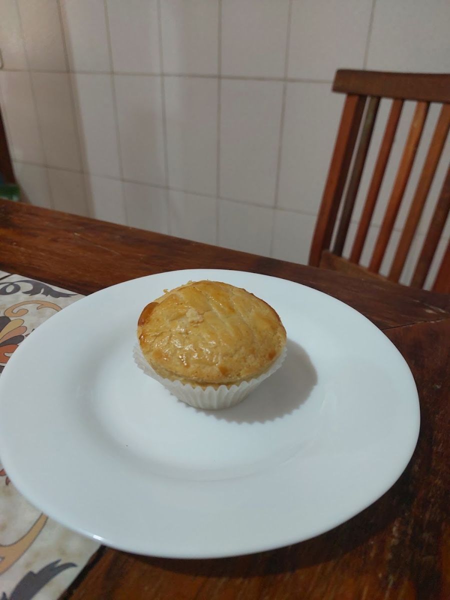 Empada dourada servida num prato branco