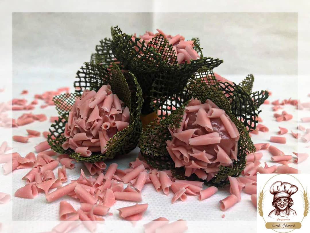 Flores de chocolate rosa em cestinhas de tela verde