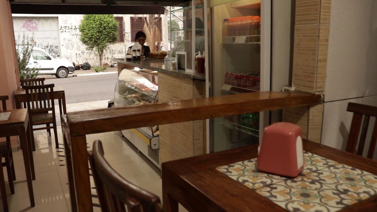 Balcão de madeira com tampo de ladrilho aberto para a rua