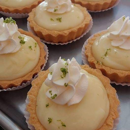 Tortinhas de limão com chantilly e raspas de limão
